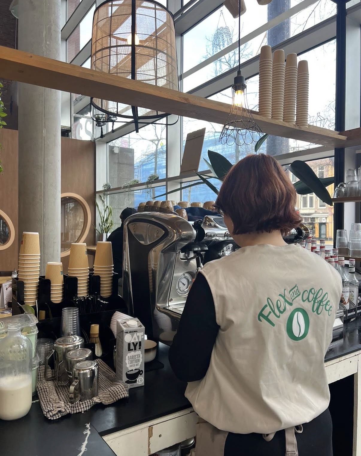 Barista van Coffee Break stoomt Oatly havermelk aan de espressomachine