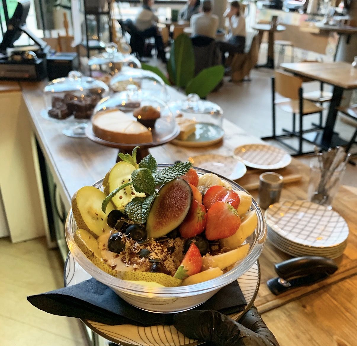 Verse fruitbowl met vijg en aardbei aan de bar