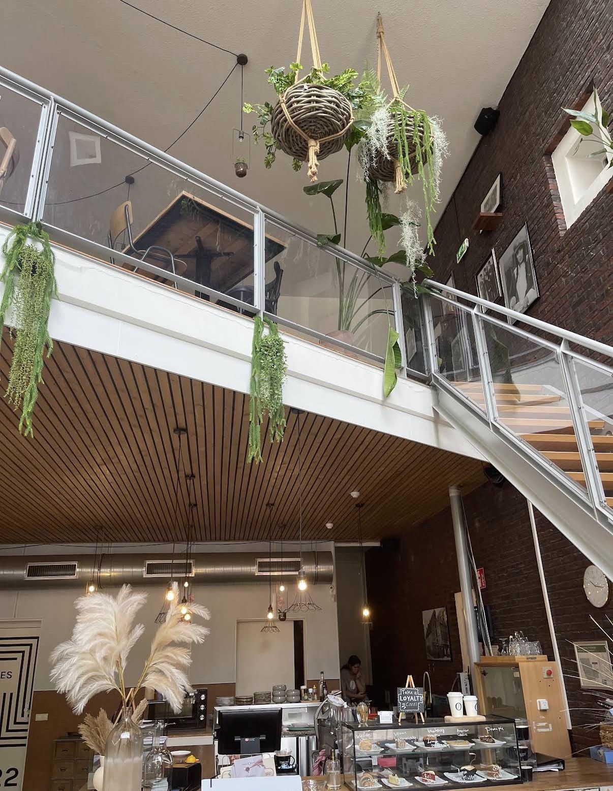 De dubbelhoge loft met vide en hangplanten